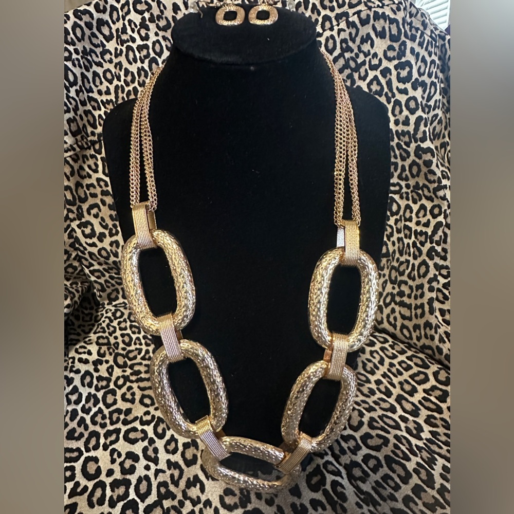 Gold Fashion Necklace w/Earrings